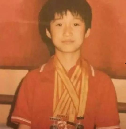 吴京爆料小时候挨打视频,勇敢面对挑战，成就武术巨星  第1张